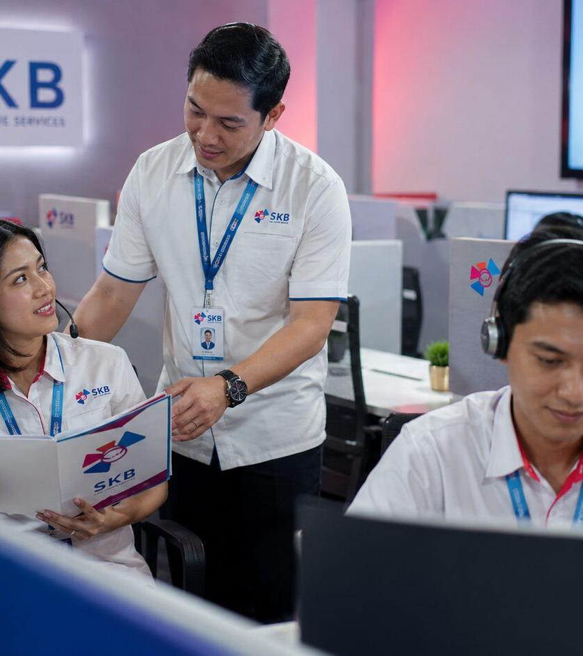 Tim SKB berkoordinasi di ruang operasional.