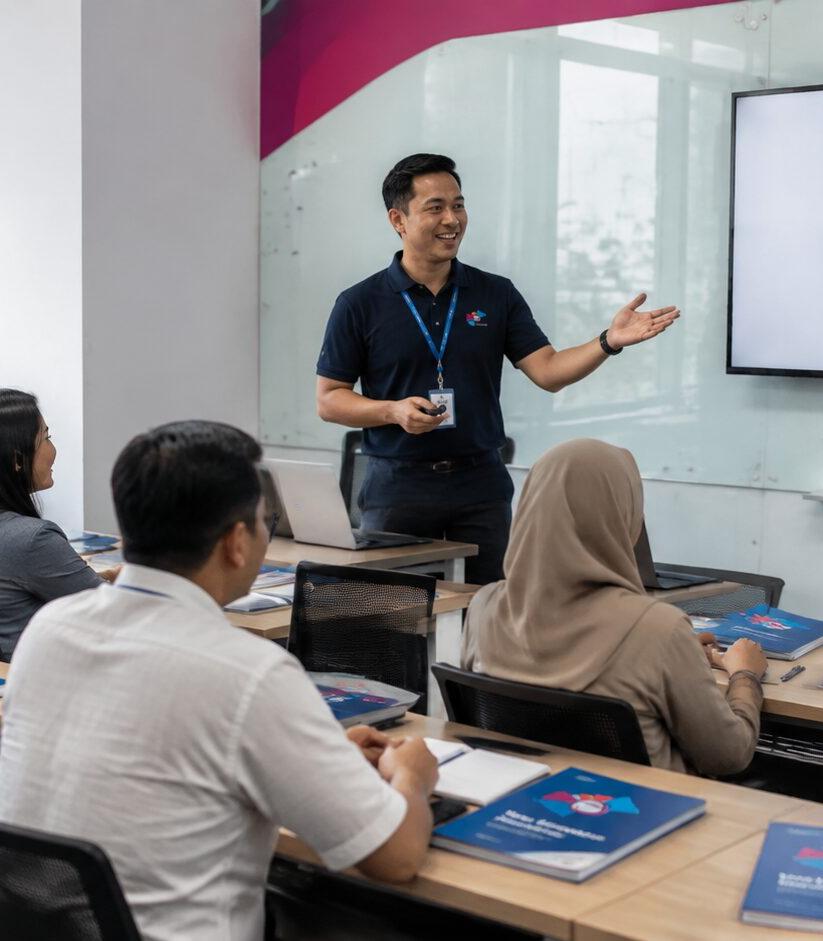 Sesi pelatihan internal SKB di ruang kelas korporat.